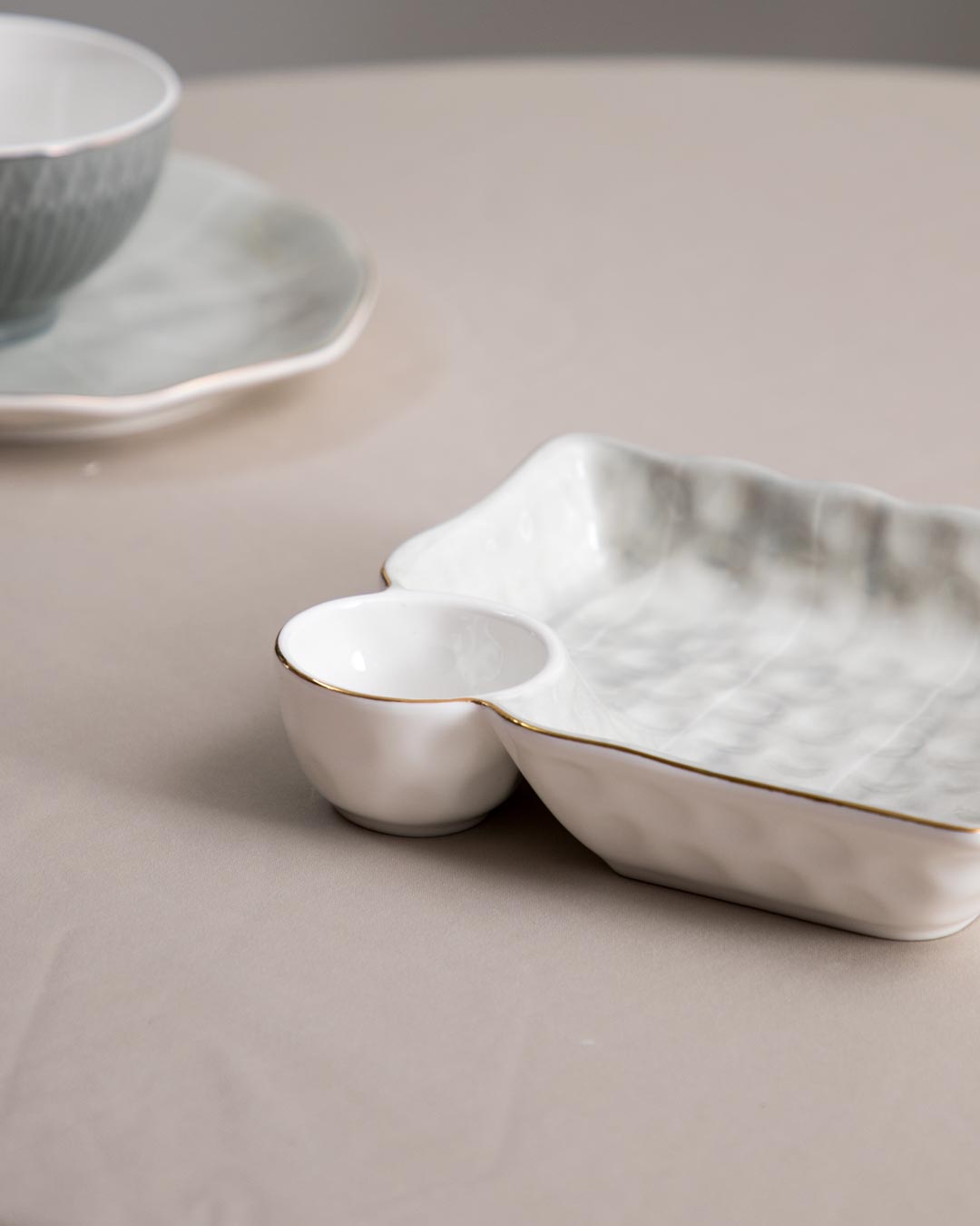 Irregular White Lines Design Quarter Plate