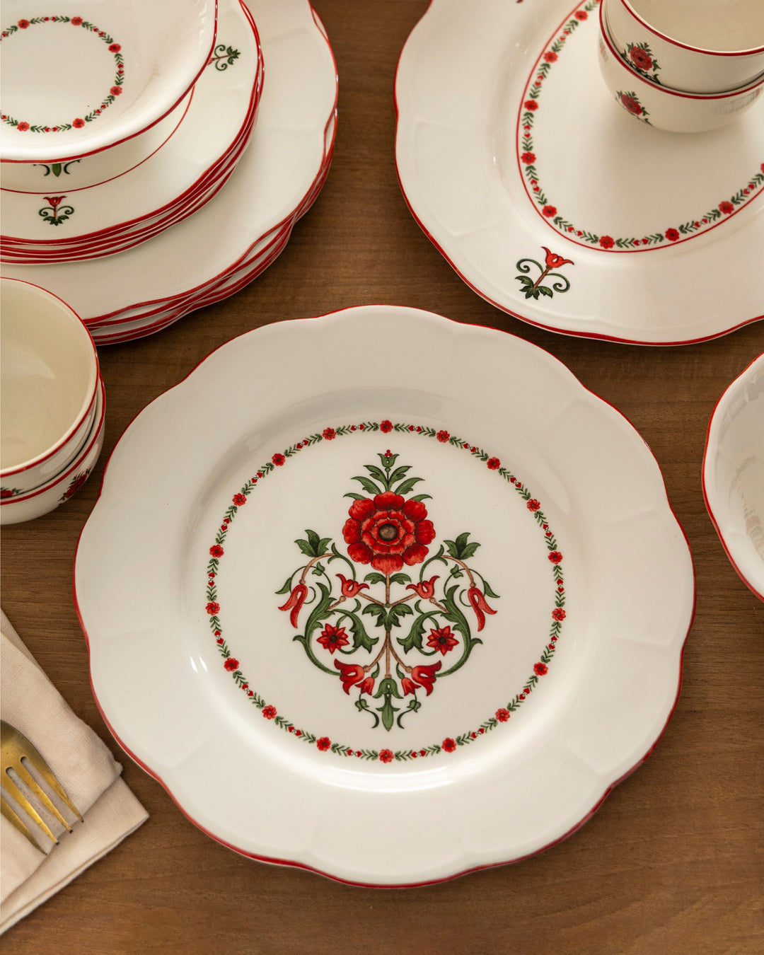 Royal Rose Heritage - 28 Piece Dinner Set