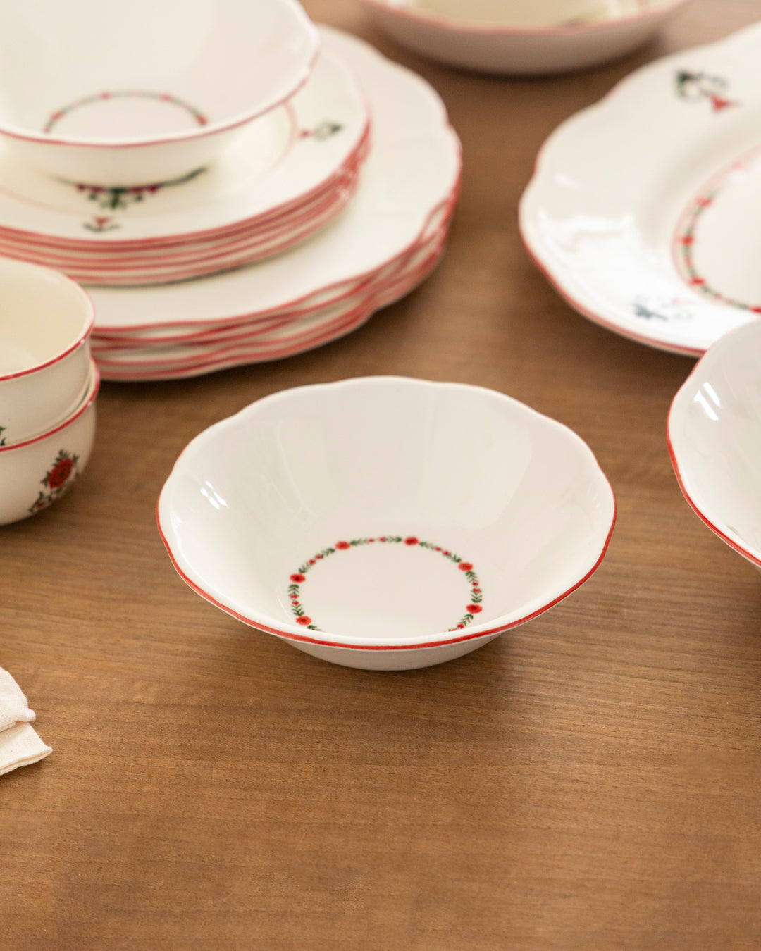 Royal Rose Heritage - 28 Piece Dinner Set