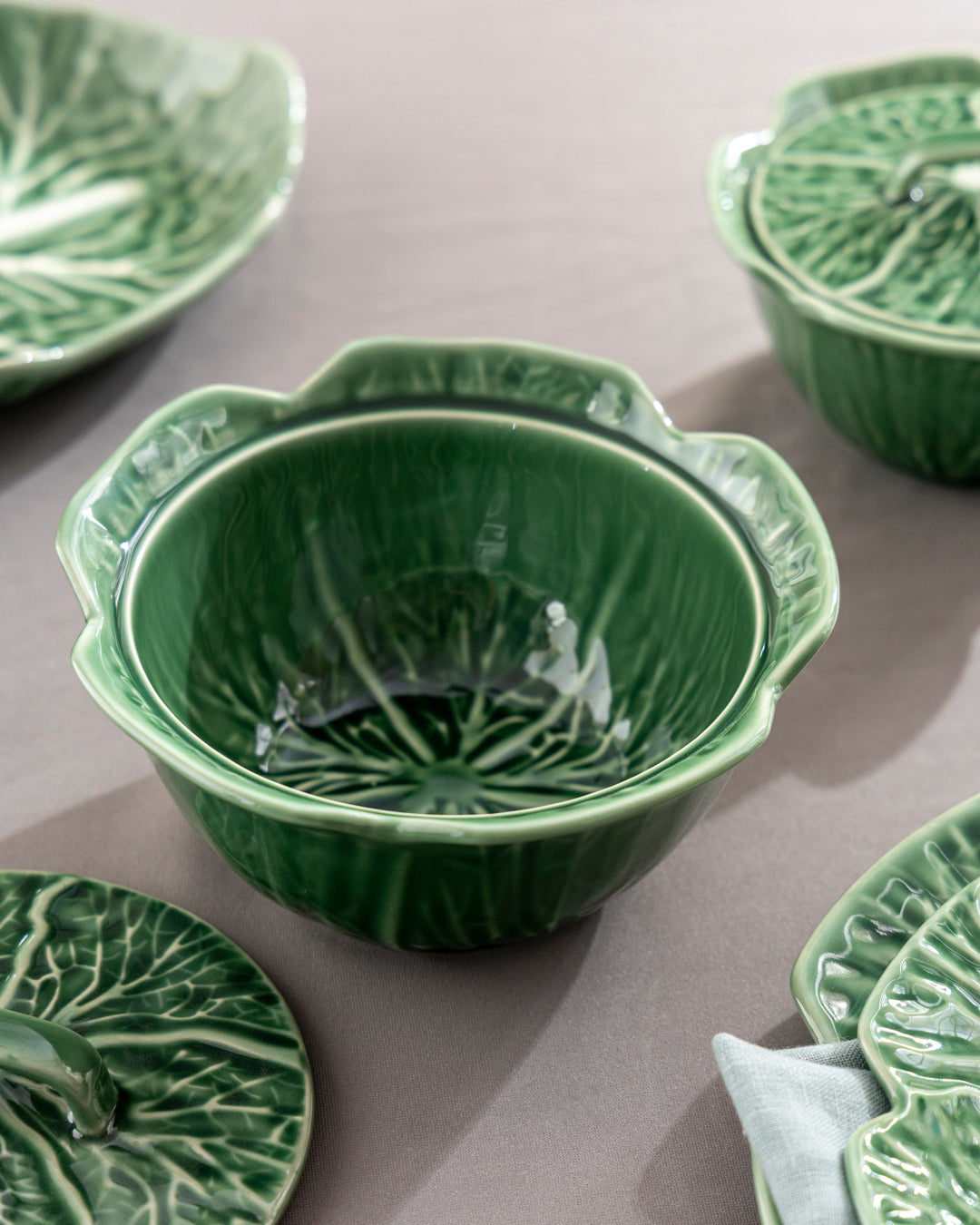 Lettuce Leaf Bowl With Lid - 700 Ml
