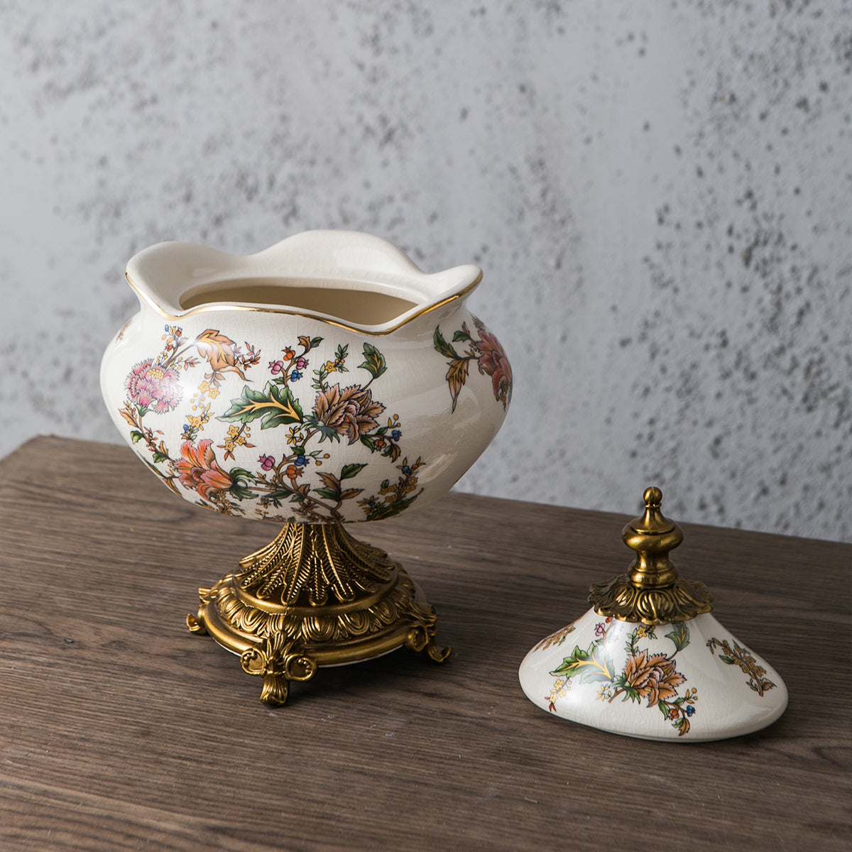 Victorian Garden Decorative Vase & Showpiece